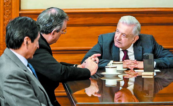 Rogelio Ramírez de la O y Marcelo Ebrard conversan con el presidente López Obrador. Especial