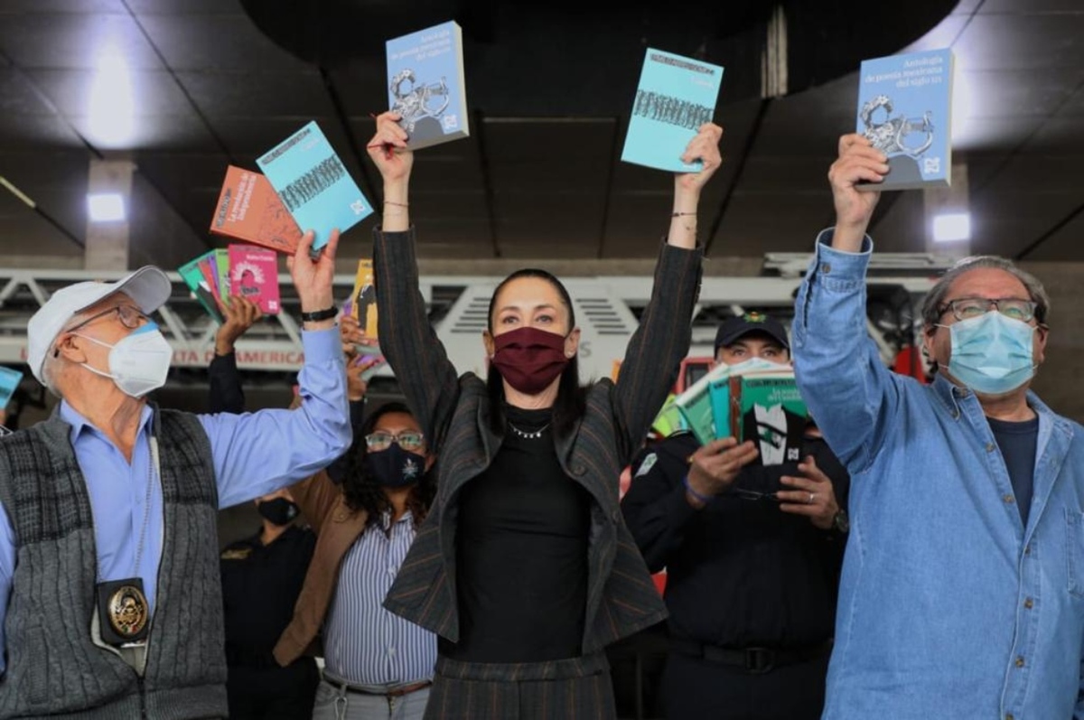 Sheinbaum en entrega de libros para el Heroico Cuerpo de Bomberos de la CdMx. | Leonardo Lugo