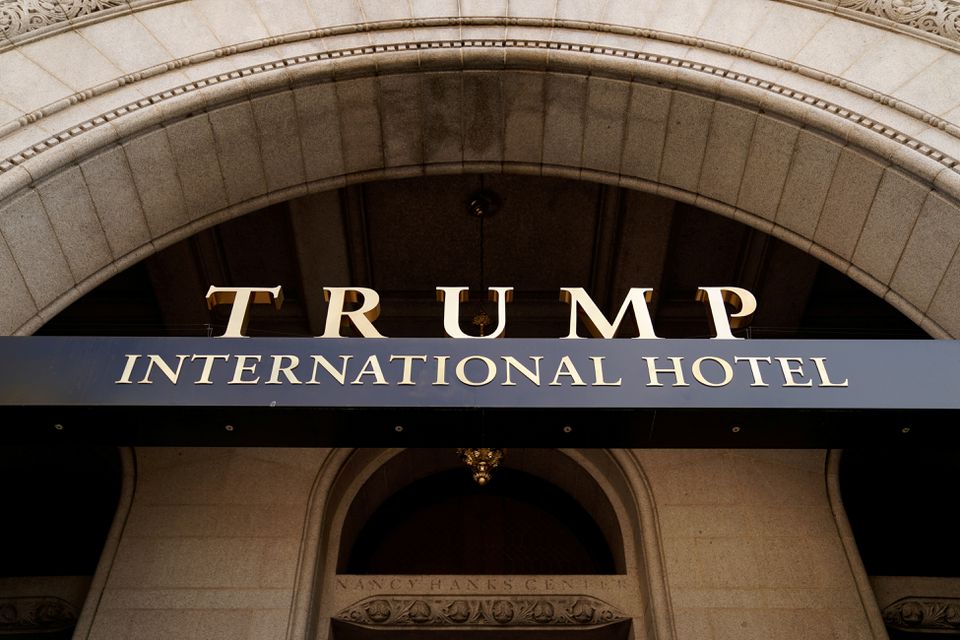 Trump ocultó pagos extranjeros de su hotel de DC | Reuters