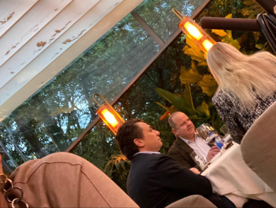 Emilio Lozoya, ex director de Pemex, en restaurante de CdMx. (Twitter @lumendoz)