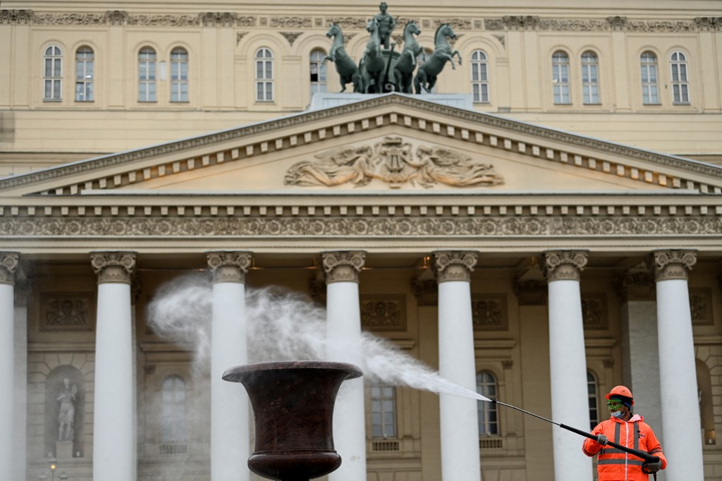 Entrada del Teatro Bolshoi de Moscú, siendo limpiado por el personal. (AFP)