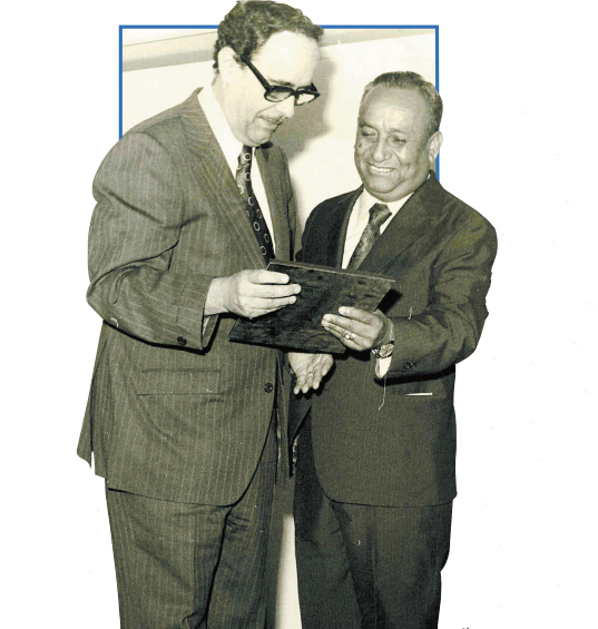 Luis Carlos Treviño (izq.) recibió el Micrófono de Plata durante la Cena de los Micrófonos de manos de Alejandro Enrique Méndez el 14 de septiembre de