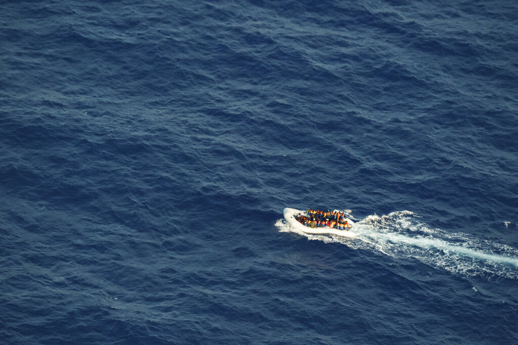 Migrantes navegan por aguas internacionales del Mediterráneo tras partir desde Libia. (AP)