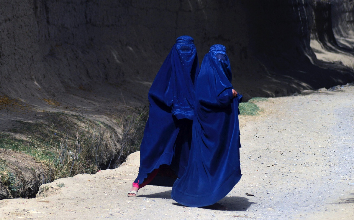 Las mujeres quieren seguir estudiando y trabajando en un régimen altamente machista. (AFP)