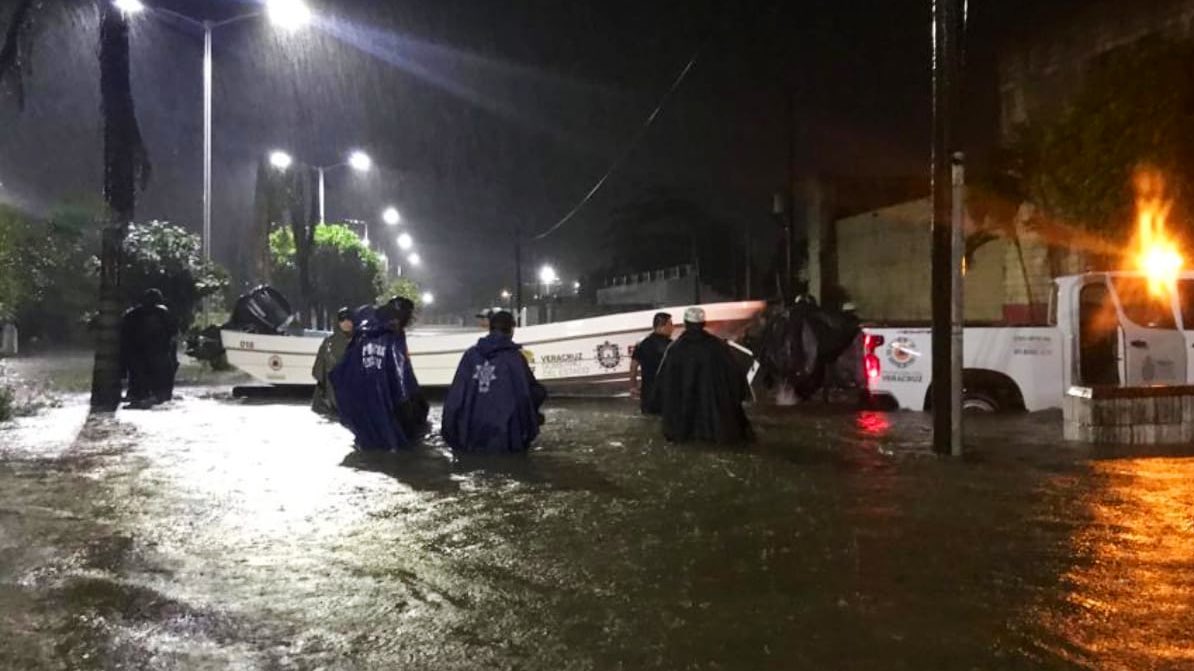 Personal de seguridad acudió a apoyar a la población afectada en Veracruz. (Twitter)