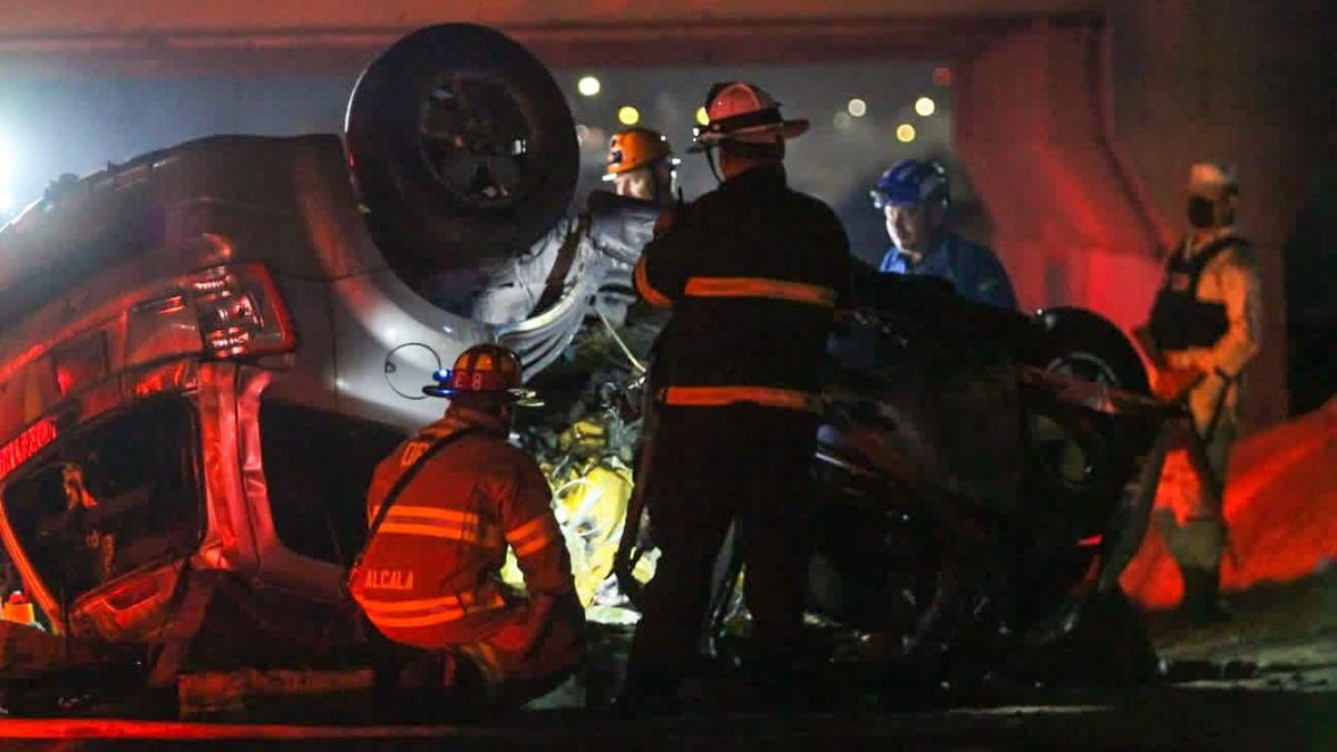 Camioneta vuelca de puente, se incendia y mueren dos pasajeros. | Especial