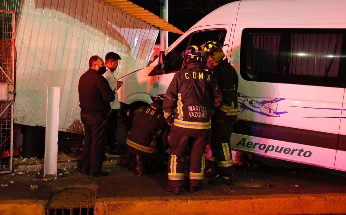 CdMx. Camioneta choca contra puesto de la calle; hay dos lesionados ...