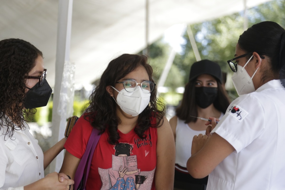 Continúa la vacunación para jóvenes en Puebla | Andrés Lobato