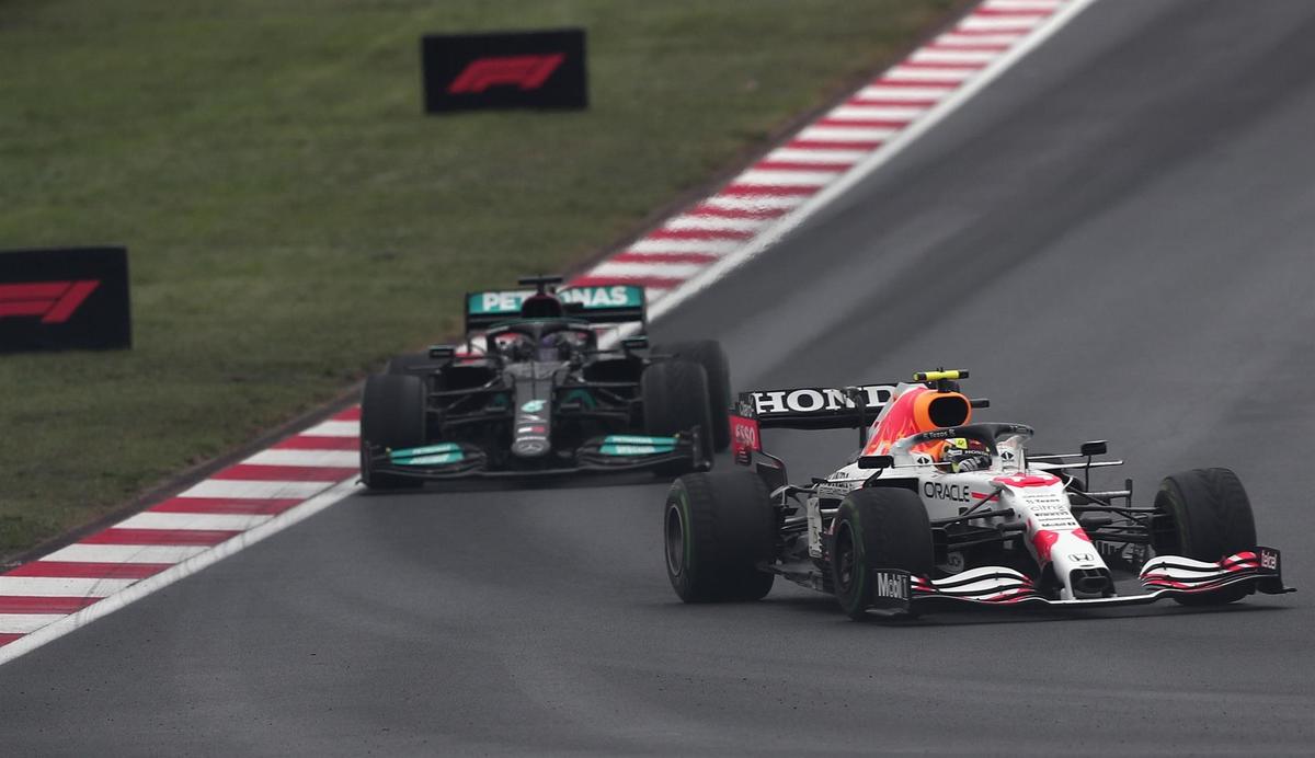 Lewis Hamilton y Checo Pérez durante el GP de Turquía (EFE)