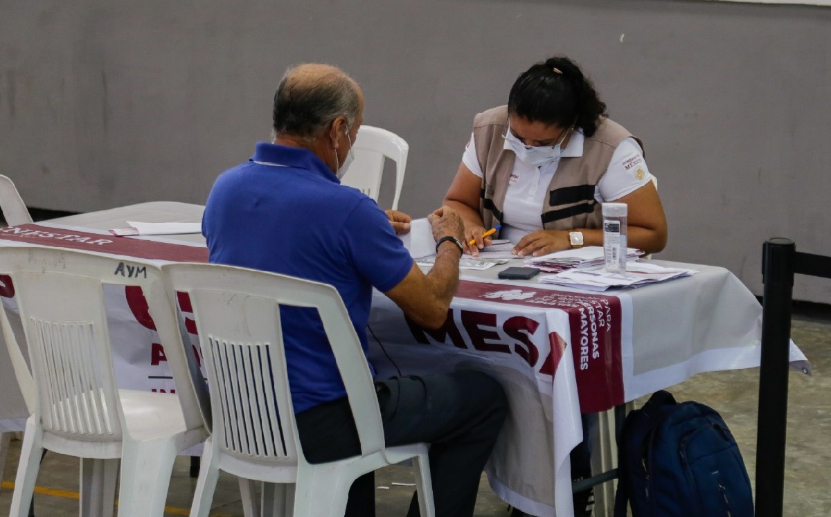 Adultos mayores cobran pensión federal de 65 y Más en Ciudad Madero. (Cortesía)