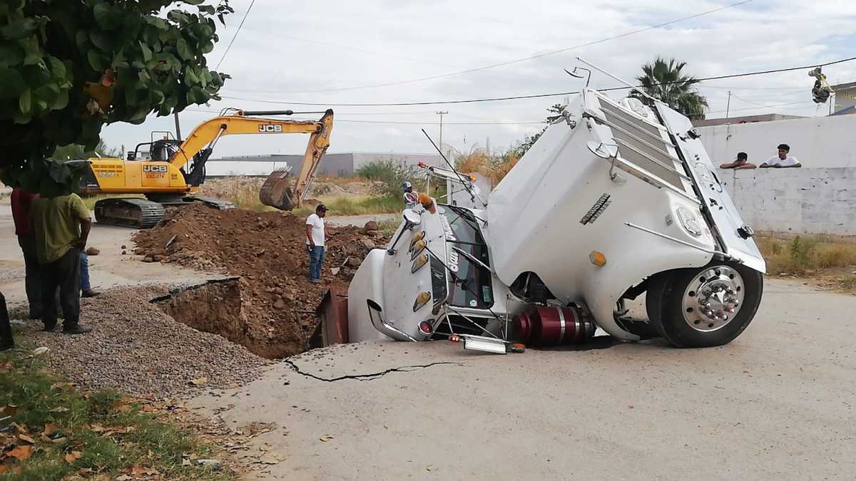 Un camión tipo Torton cayó en una zanja que se abrió a su paso. (Martín Piña Reta)
