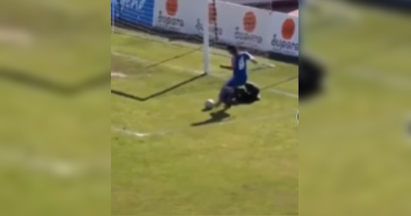 Feo gesto antideportivo en partido femenil; aprovecha lesión de portera y además festeja (Especial)