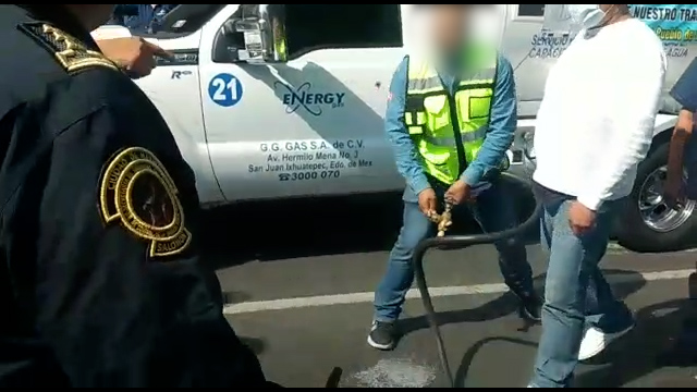 Hombre abre manguera de gas durante protesta del gremio en CdMx