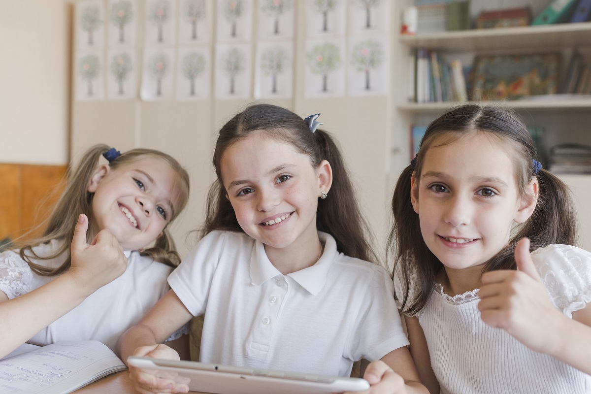 Es importante darle a las niñas herramientas y motivación para enfrentar la vida. (freepik.es)
