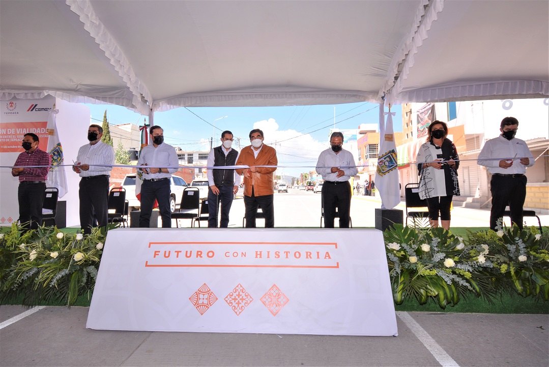Inauguración de obras de pavimentación de vialidades en Tepeaca; proyecto impulsado por CEMEX, gobierno del estado y la autoridad local.