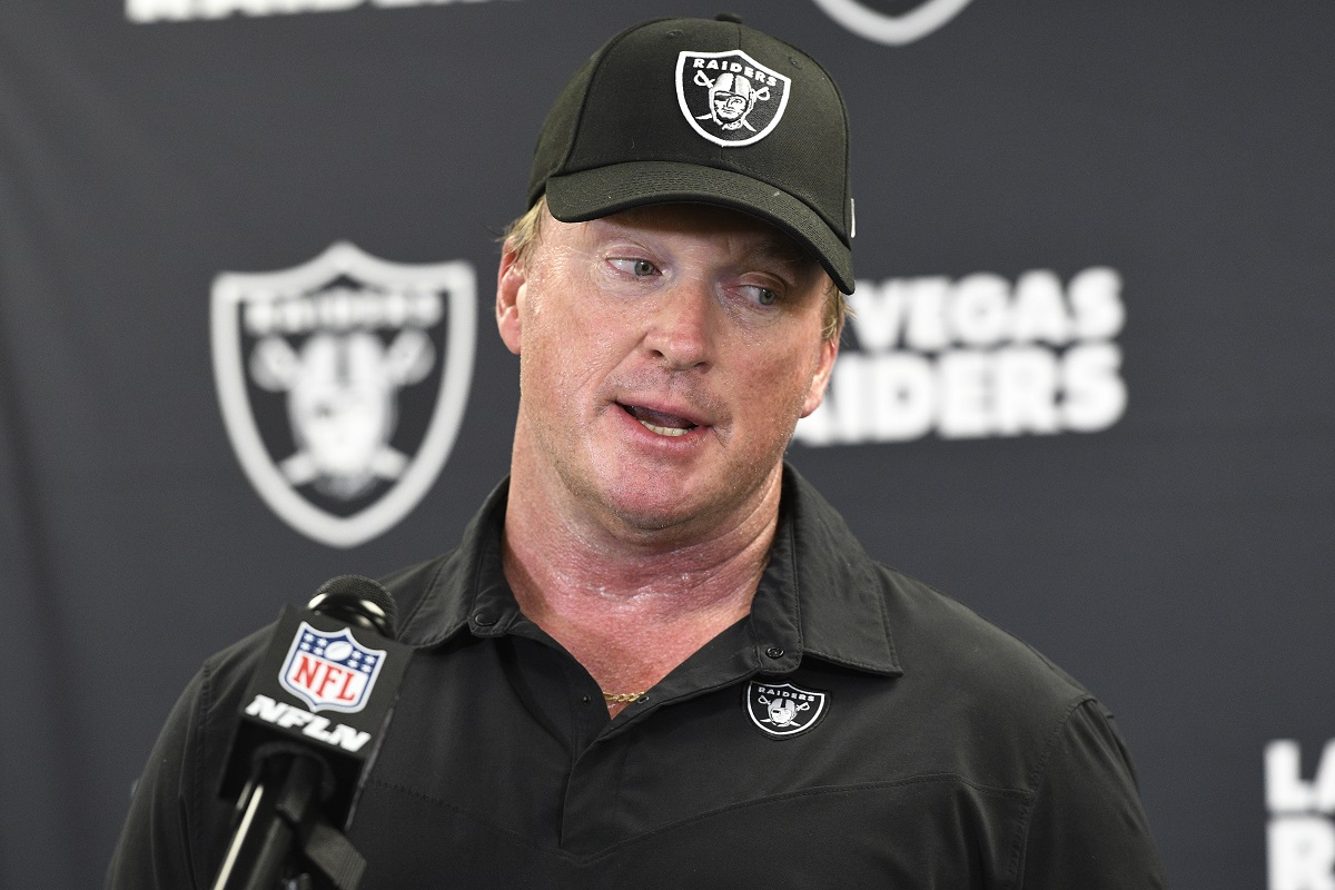 Jon Gruden renuncia como entrenador de Raiders (AP)
