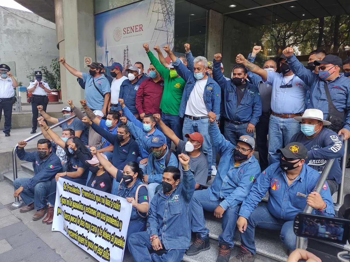 Los manifestantes acudieron a la Sener. | César Velázquez