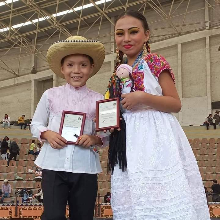 Luis Emiliano Salazar Hernández, alumno de la escuela del huapango “El hidalguense” .