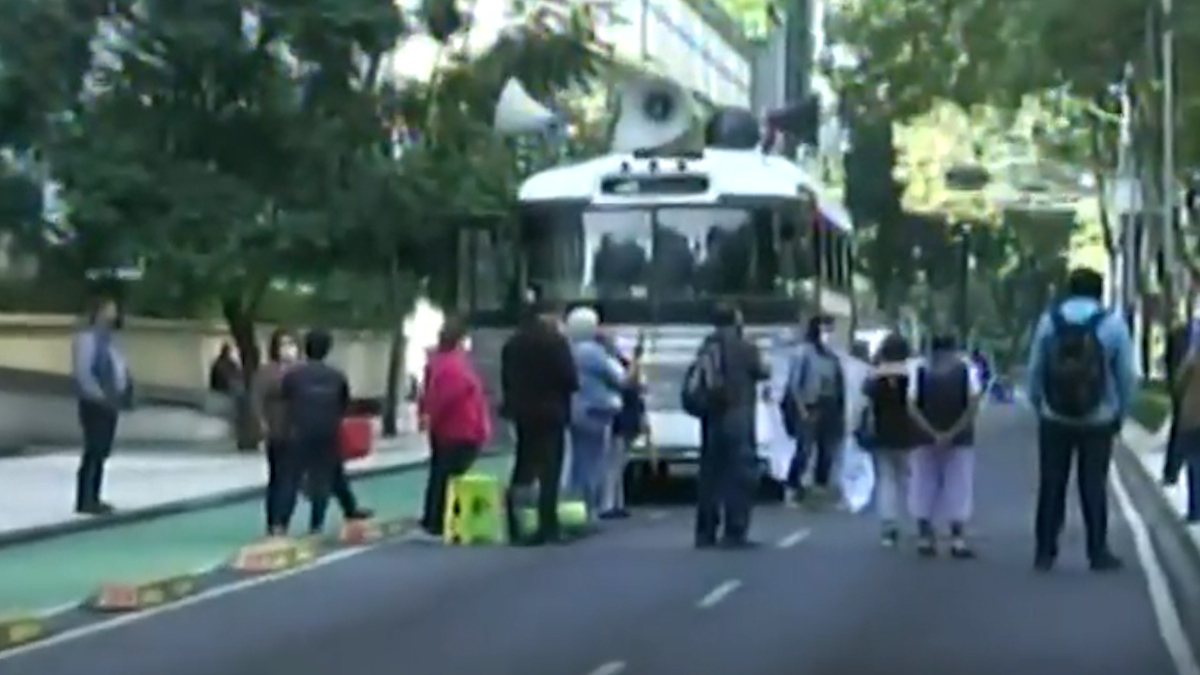 Por manifestación de sindicalizados bloquean carriles laterales de reforma