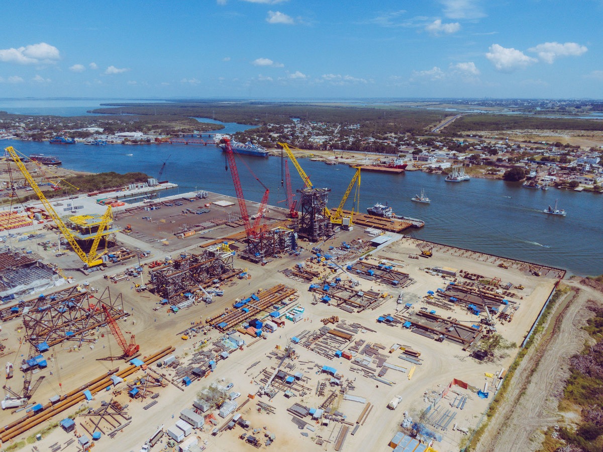 Patios para construcción de plataformas petroleras en Tampico, Tamaulipas.