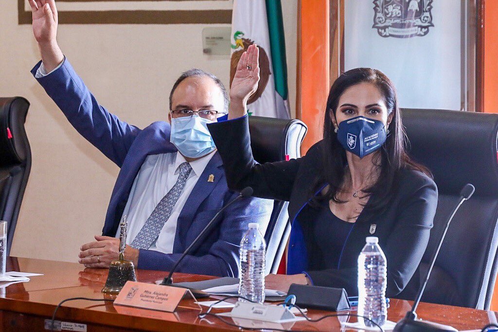 Primer Síndico de León, José Arturo Sánchez Castellanos y Alejandra Gutiérrez, alcaldesa de León.