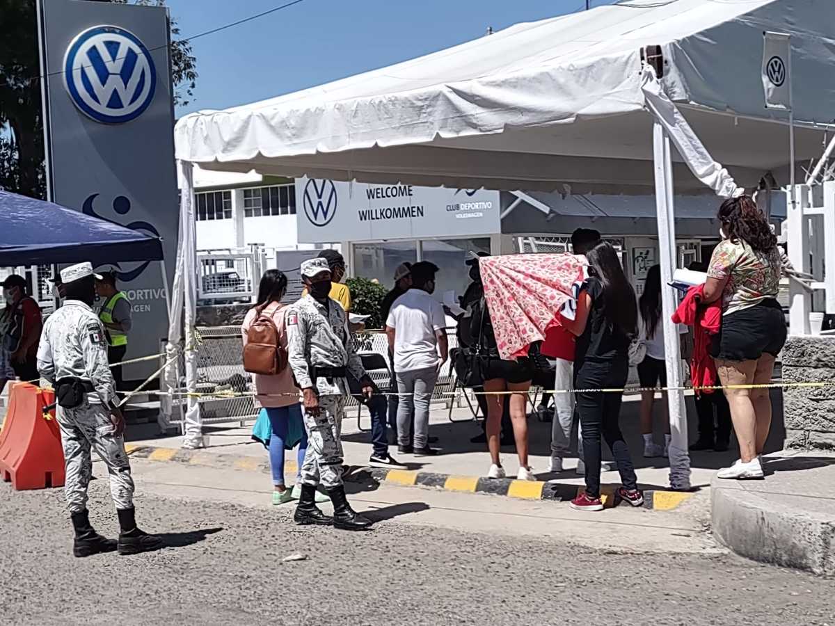 Vacunación a jóvenes en Club Deportivo VW de Puebla | Especial