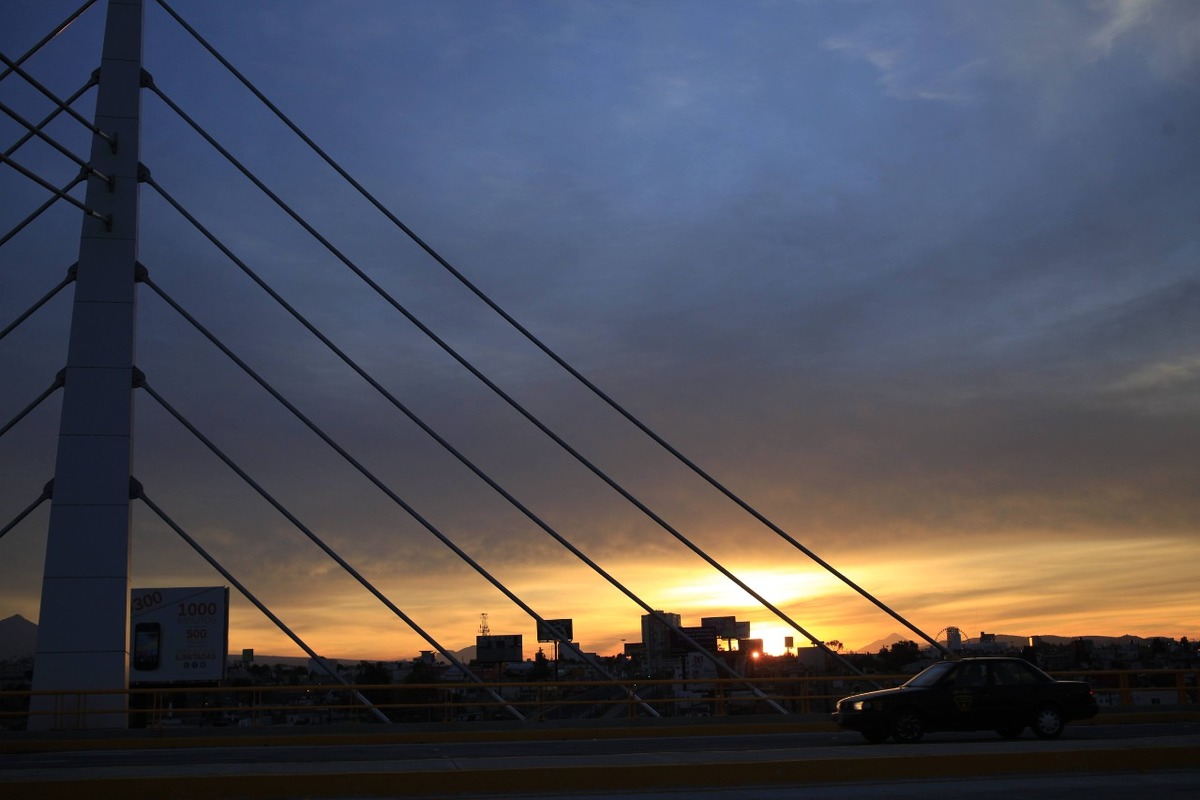 Vista de uno de los puentes atirantados construidos durante la administración de Rafael Moreno Valle. (Andrés Lobato)