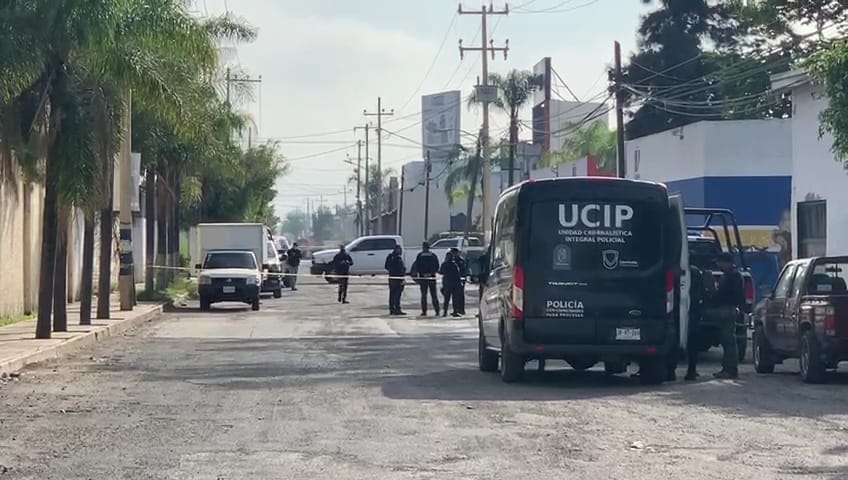 Dentro de camioneta hallan a tres hombres muertos en Tlaquepaque (Juan Carlos Munguía)