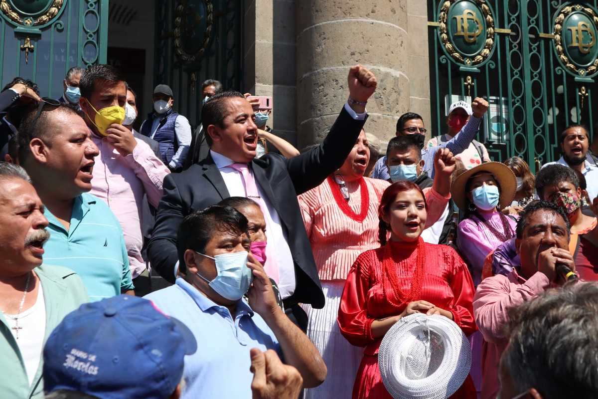 Los comerciantes acudieron al recinto para solicitar ayuda | Especial