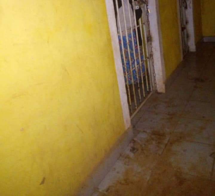 La policía también encarceló a la abuela de la menor.