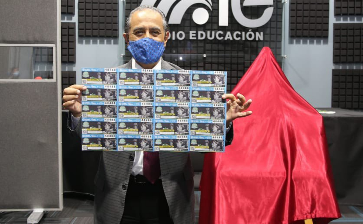 Gabriel Sosa Plata, director de Radio Educación, durante la develación del billete conmemorativo. (Twitter: @RadioEducacion)