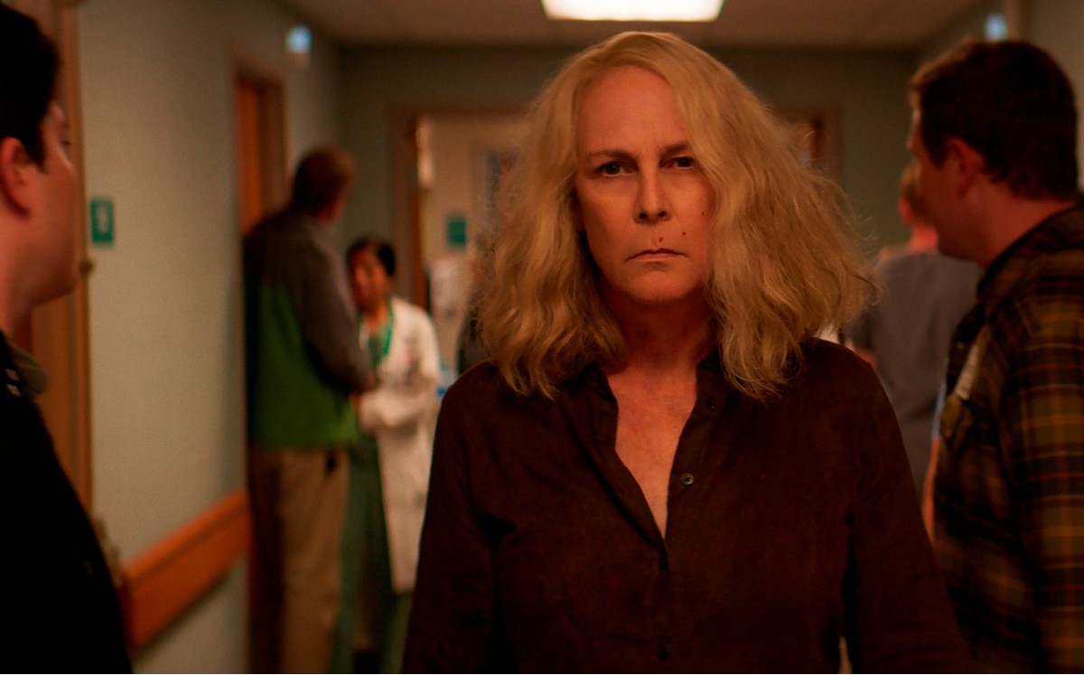 Jamie Lee Curtis como Laurie Strode durante una escena de la película de terror "Halloween Kills" que se presenta este viernes en cines y la plataform