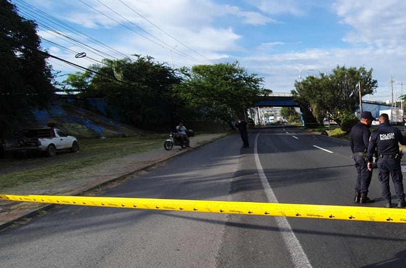 Madre e hija intentaron cruzar la Carretera Morelia Guadalajara. (Juan Carlos Munguía)