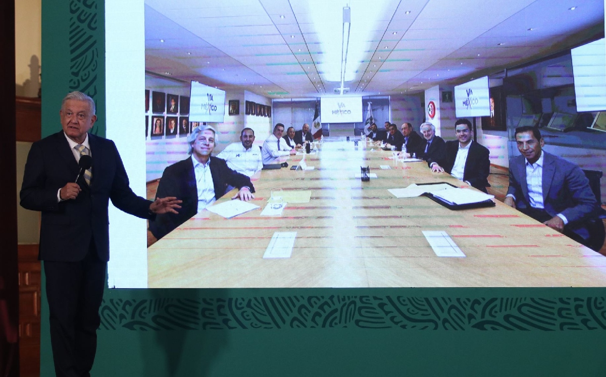 El mandatario proyectó la foto de la reunión entre los líderes políticos. (Cuartoscuro)