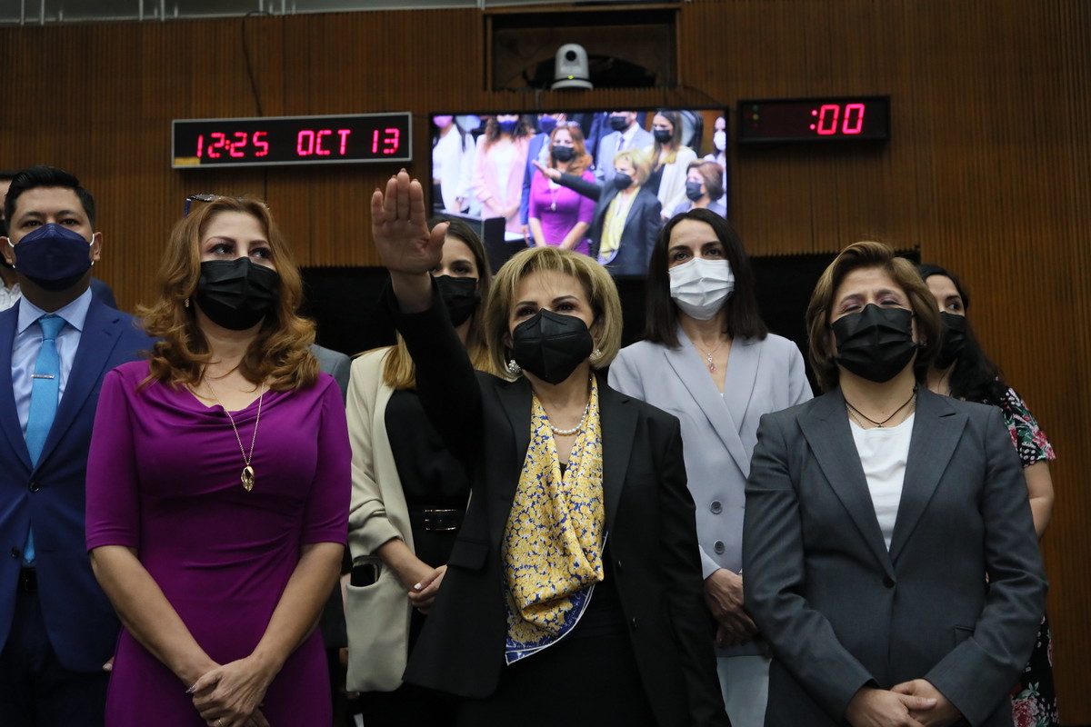 Maria Teresa Herrera rindió protesta esta tarde en el Congreso de Nuevo León. Foto: Especial