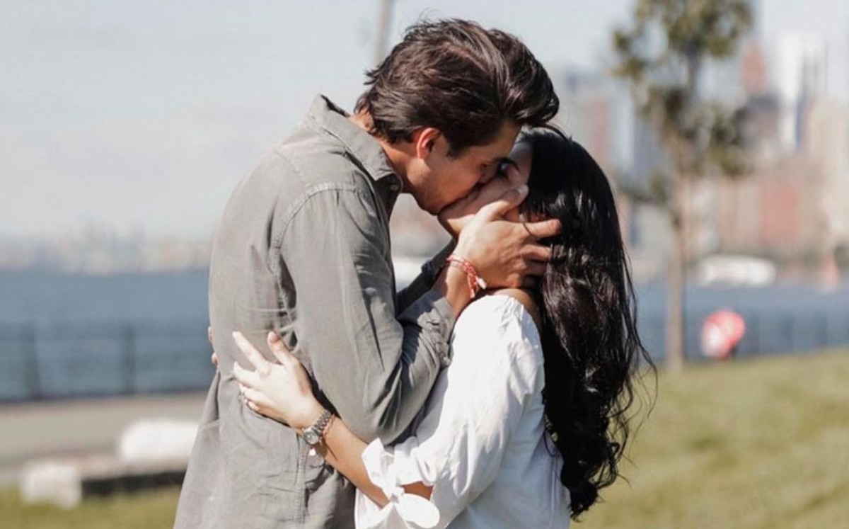 Paulina Peña y Fernando Tena después de comprometerse en Nueva York | FOTO: Instagram