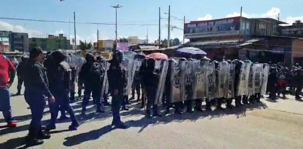 La policía municipal desplegó un operativo para desalojar a los vendedores ambulantes. (Especial)