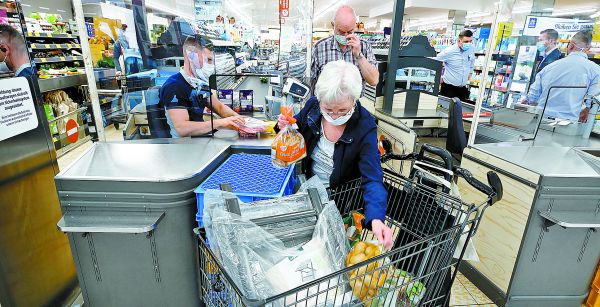 Una de las preocupaciones es que el aumento de precios reduzca los ingresos. Wolfgang Rattay/Reuters