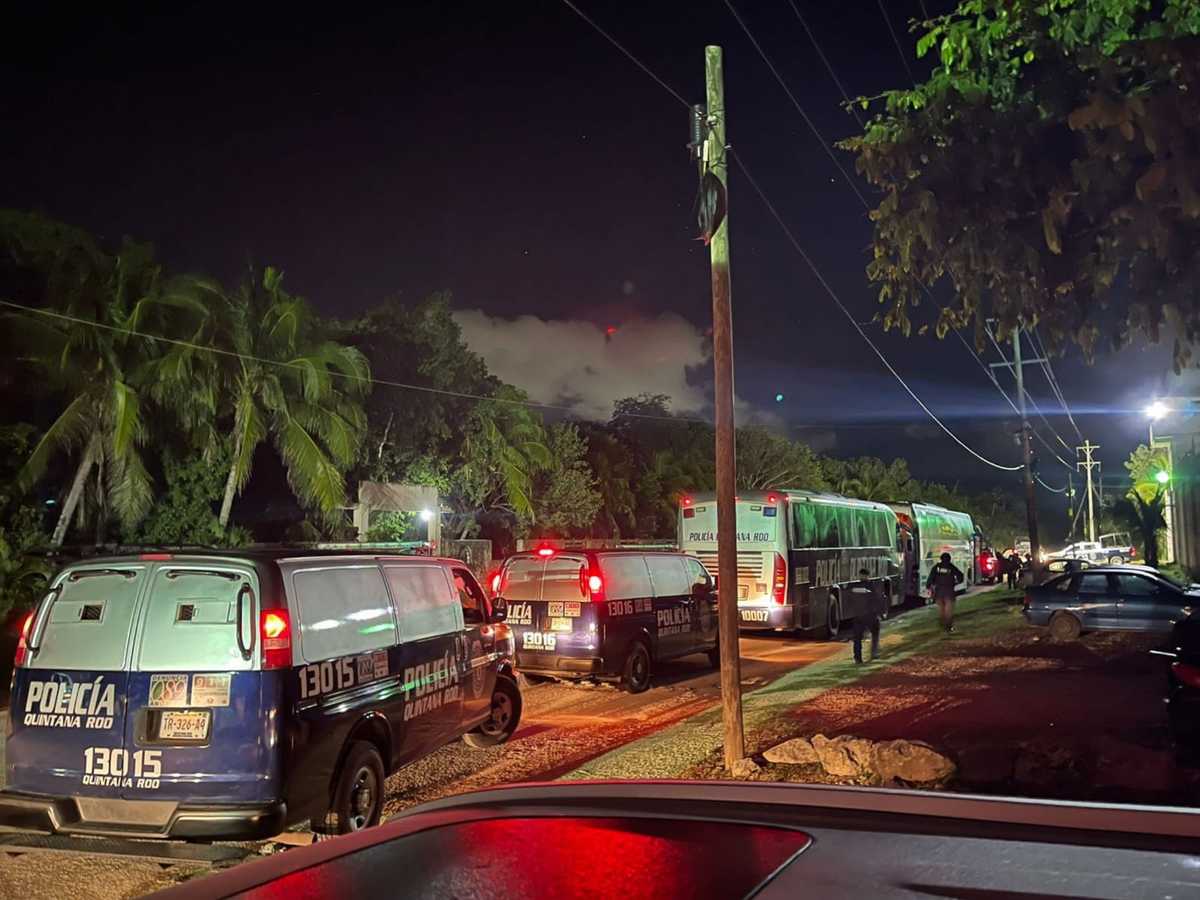 Los reos fueron transportados en dos autobuses de la Secretaría de Seguridad Pública. (Especial)