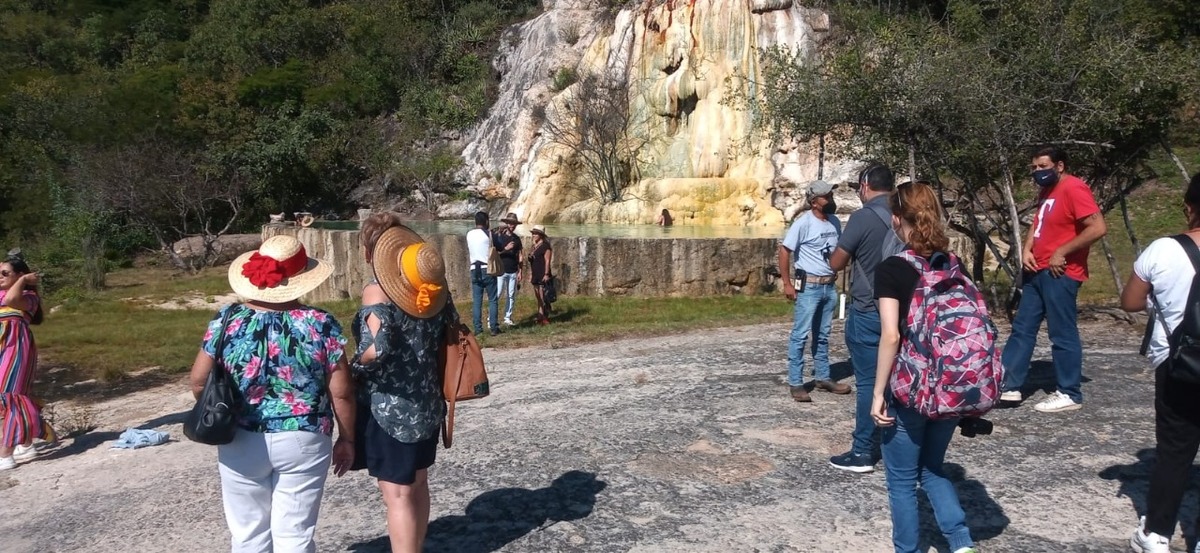 Turistas en balneario "Hierve el agua". | Óscar Rodríguez