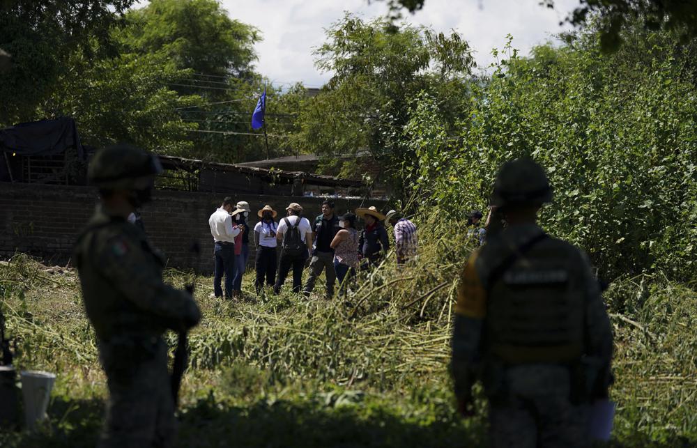 Varios activistas recorren distintas zonas del país para buscar a persona desaparecidas. Foto: AP