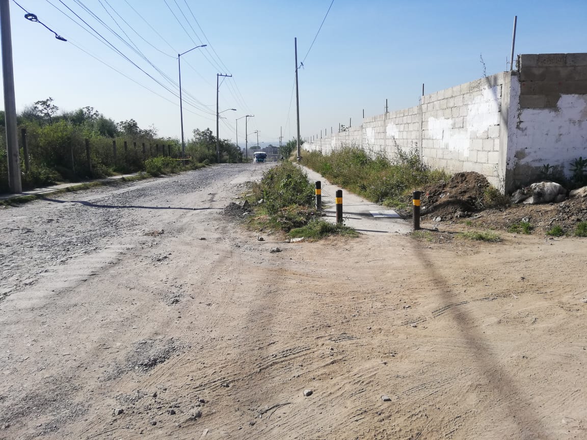 Ayuntamiento de Puebla coloca bolardos en calle sin pavimentar. (Abigail García)