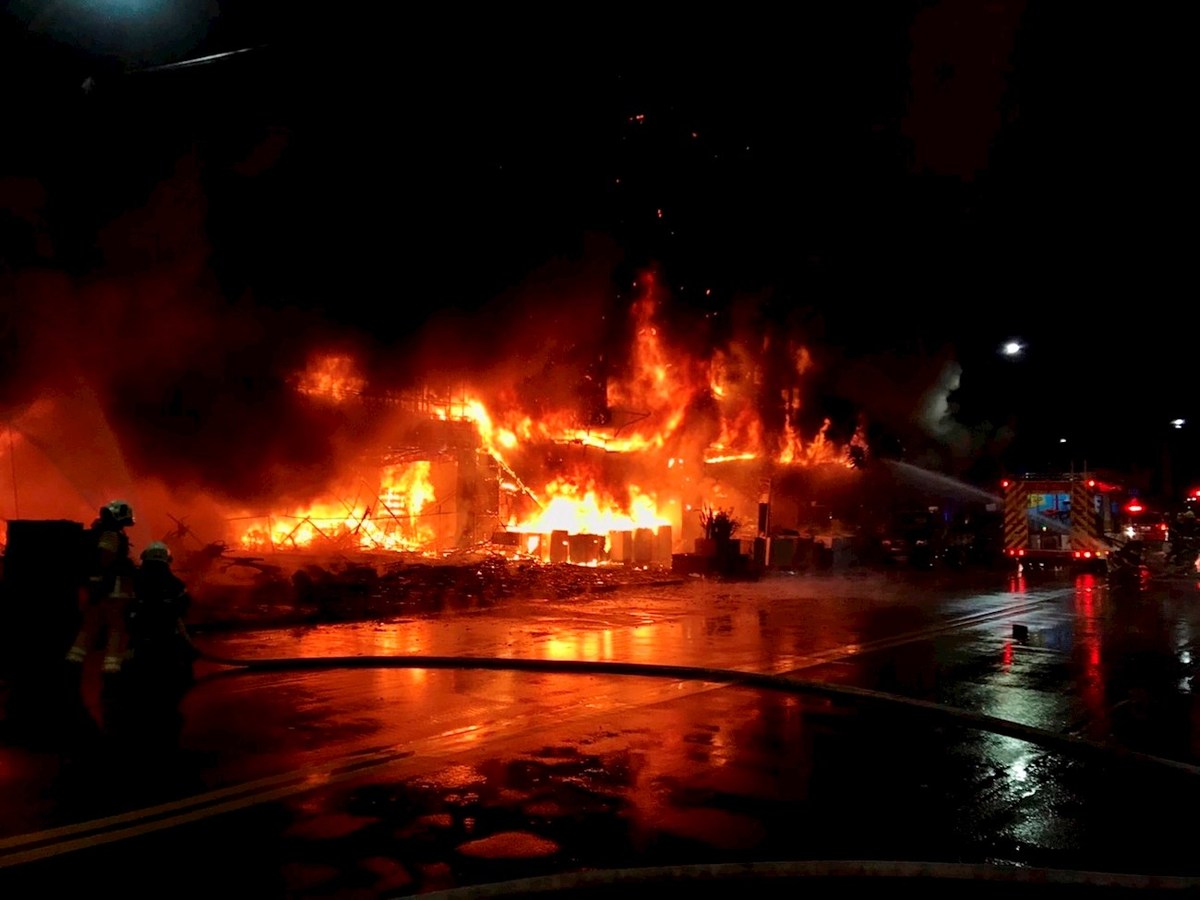 Los bomberos trabajaron por más de 4 horas en el edificio en Taiwán, Kaohsiung. | EFE