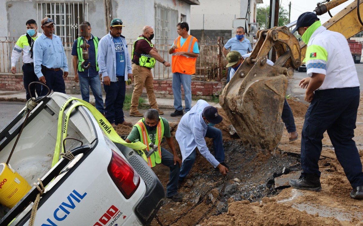 Caen en socavón elementos de Protección Civil de Nuevo Laredo. (Gobierno de Nuevo Laredo)