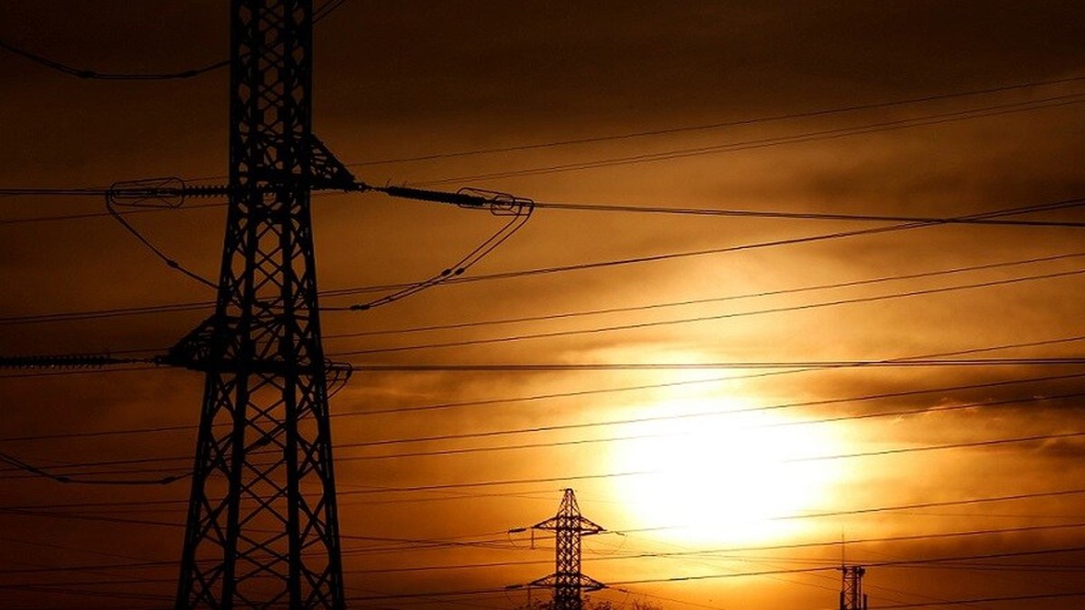 En España, alza de 300% en electricidad pone en jaque a industria y obliga a Sidenor a parar