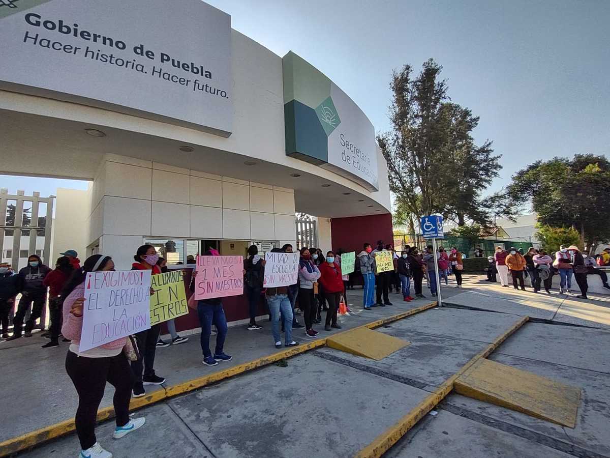 Padres de familia denuncian falta de maestros en General Felipe Ángeles, Puebla. (Jaime Carrera)