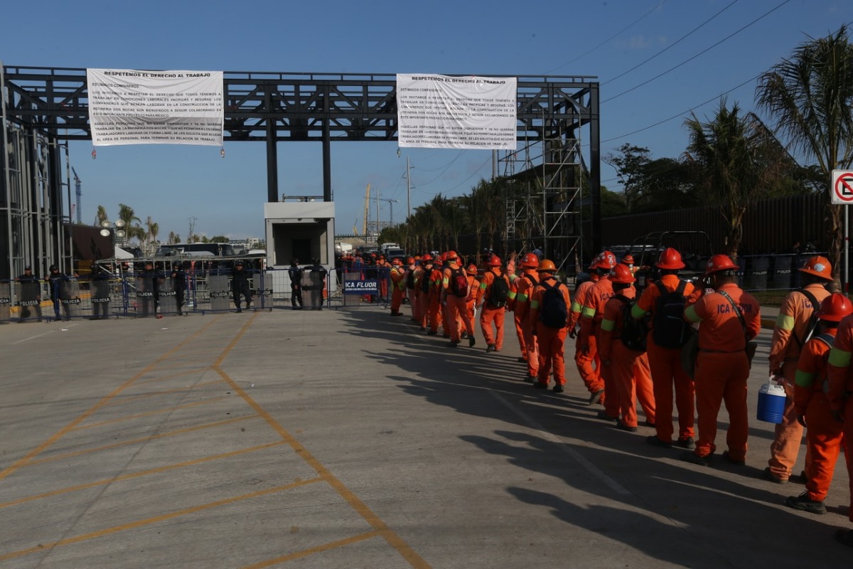 Trabajadores de ICA Fluor ingresan a las instalaciones de la refinería Dos Bocas en Tabasco. (Octavio Hoyos)