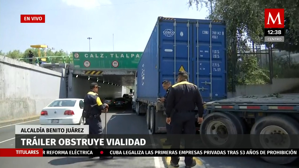 Tráiler obstruye vialidad en la alcaldía Benito Juarez