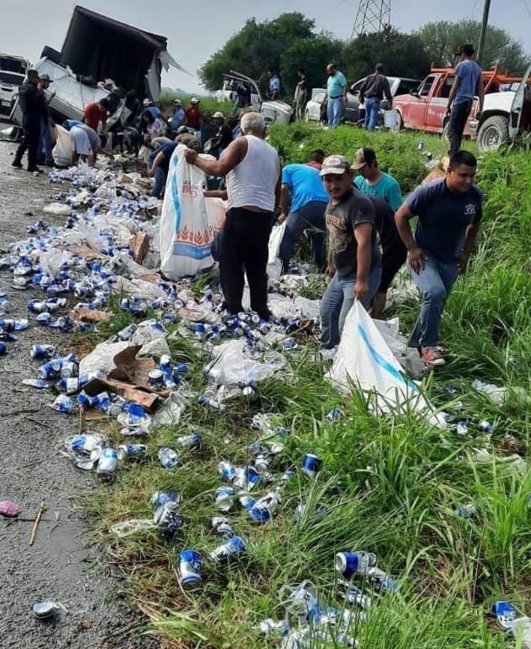 Vuelca tráiler con cerveza en la Carretera Nacional; rapiña se hace presente. Foto: Especial