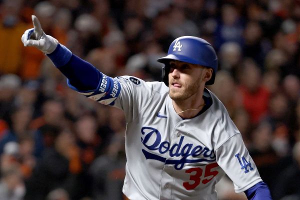Cody Bellinger celebra, tras dar el hit del triunfo. AFP